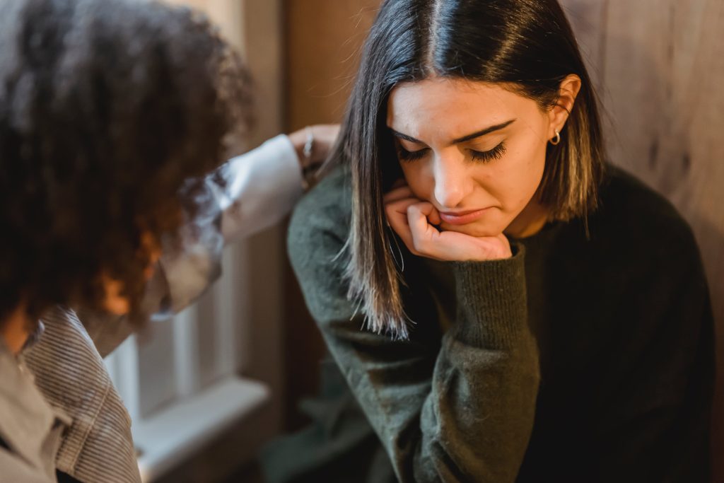 a photo of a women representing How to find a good trauma therapist on the northern beaches of sydney